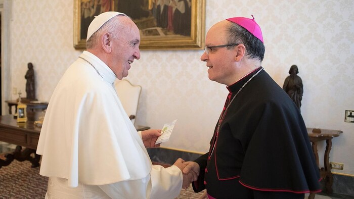 Mgr Denis Grondin en compagnie du pape François.
