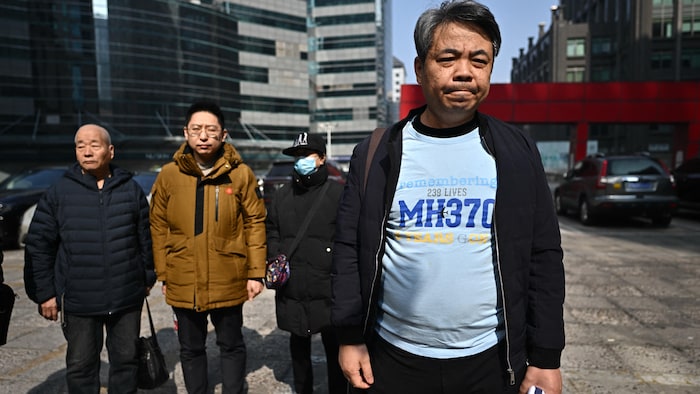 Jiang Hui se tient aux côtés d'autres personnes ayant perdu des proches dans le vol MH370.