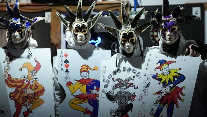 Des personnes costumées en joker.