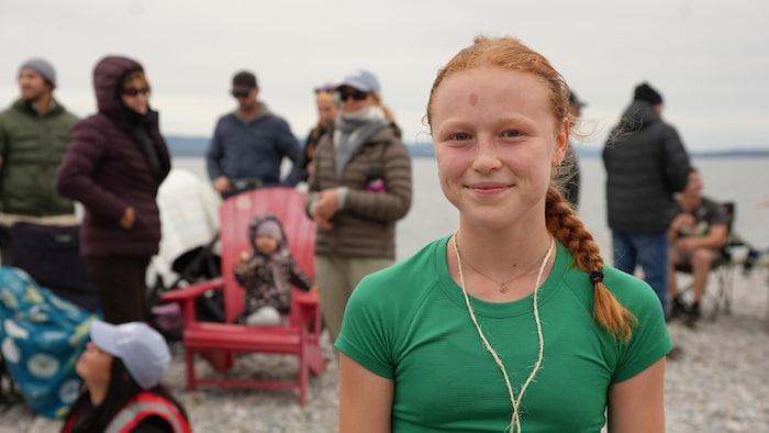 Portrait de Mia Lepage sur la plage.