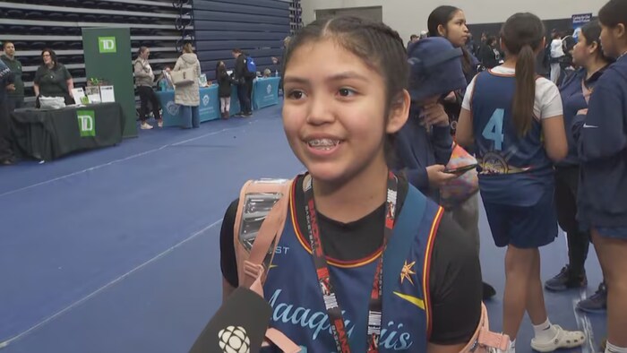 Une jeune joueuse de basket-ball parle au micro.