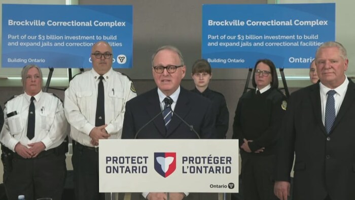 Photo du procureur général adjoint Michael Kerzner le 16 mars 2026, aux côtés du premier ministre Doug Ford.