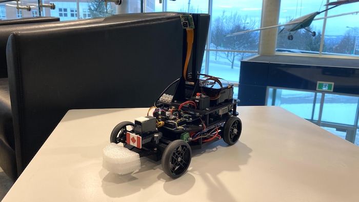 Le petit robot en forme de voiture.