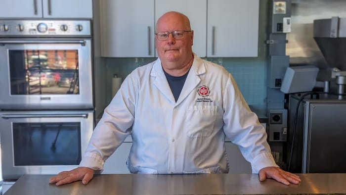 Michael Bryanton dans les locaux de Canada's Smartest Kitchen. 