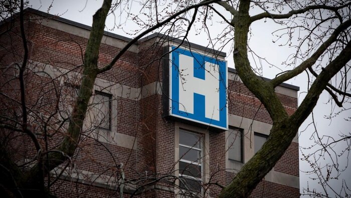 Un gros H affiché à l'Hôpital Michael Garron.
