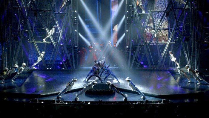 Des danseurs adoptent les mouvements de Michael Jackson dans «One», le spectacle du Cirque du Soleil à Las Vegas.
