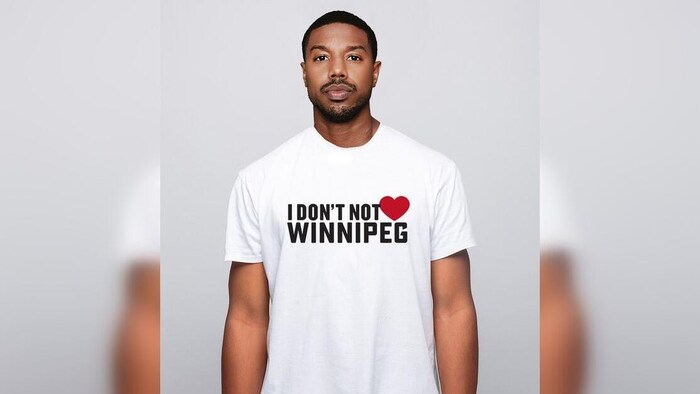 مونتاج لصورة لمايكل ب. جوردان مرتديا قميصا كتب عليه: ’’أنا لا أحب وينيبيغ‘‘، وكلمة "حب" ممثلة بقلب.
