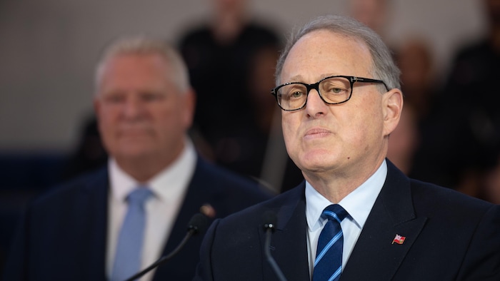 Le solliciteur général Michael Kerzner et le premier ministre Doug Ford en conférence de presse.