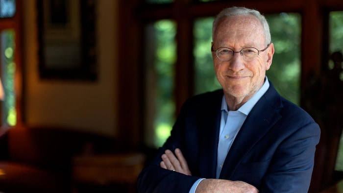 Le président de l'Université Cornell, Mike Kotlikoff, pose pour une photo en souriant.