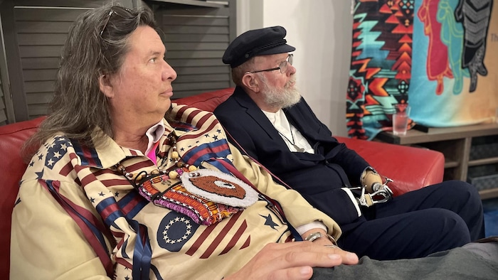 Tom Dearhouse et Michael Lapsley assis sur un canapé.