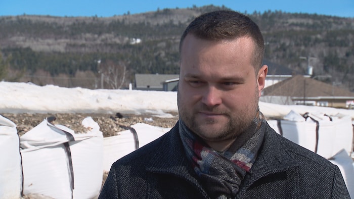 Le maire de Baie-Saint-Paul Michaël Pilote à l'extérieur, en hiver.
