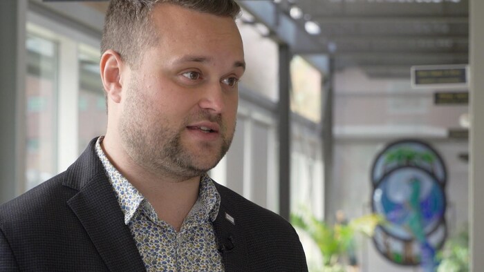 Michaël Pilote accorde une entrevue à l’intérieur de l’hôtel de ville de Baie-Saint-Paul.