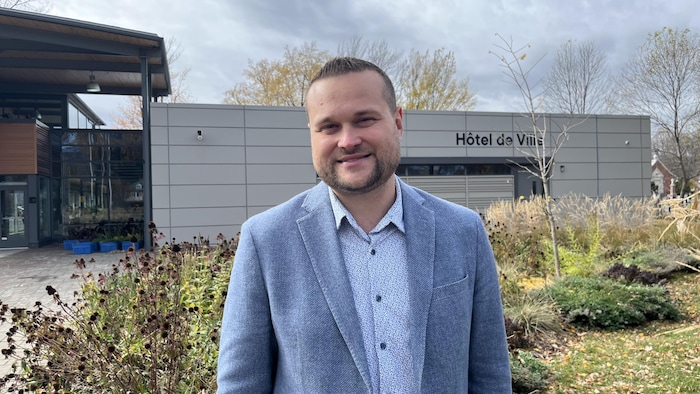 Michaël Pilote devant l'hôtel de ville de Baie-Saint-Paul.