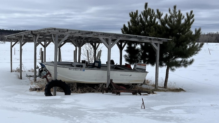 Un bateau sous une structure sans mur.