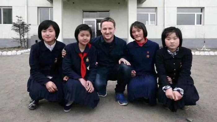 2012 年迈克尔·斯帕沃尔 (Michael Spavor) 与朝鲜学生合影。