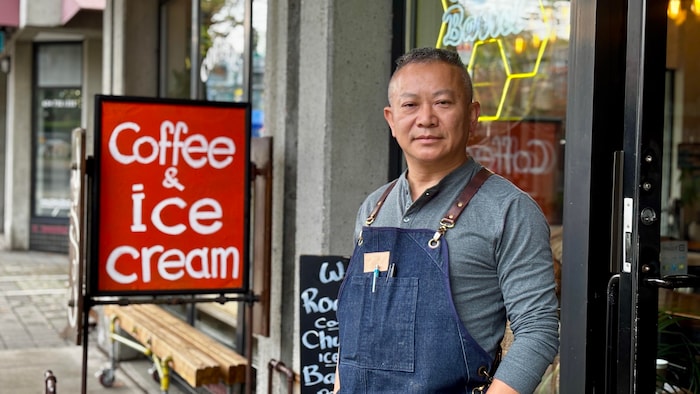 Michael Wong devant son café Sweet Barrel, à Vancouver, le 14 octobre 2026.