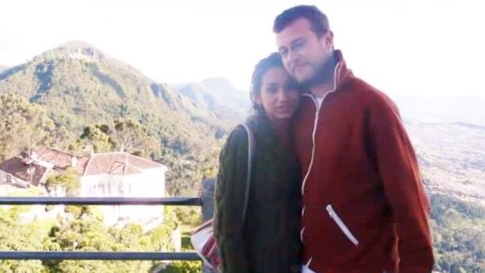Un homme (le candidat du Parti vert du Canada Michael Wright) et une femme posent pour une photo avec une montagne colombienne en arrière-plan.