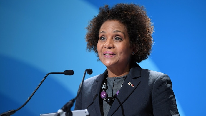 Michaëlle Jean parle dans un micro.