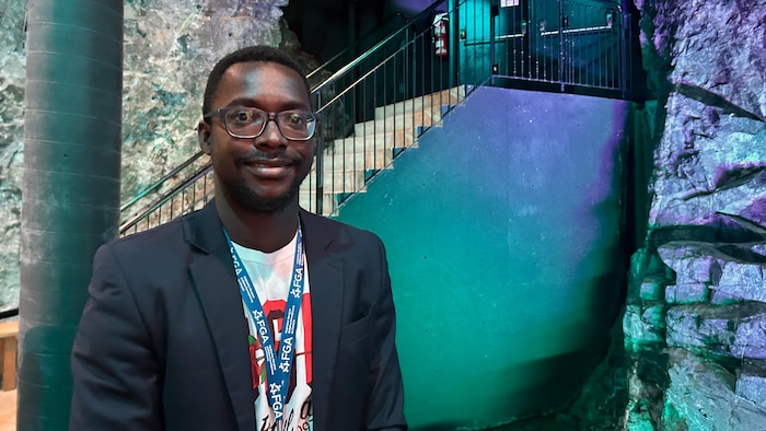 Michael Koffi, un étudiant en administration de Sudbury, en veston noir.