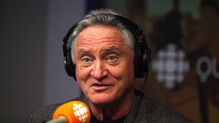 Michel Allard en entrevue dans les studios de Radio-Canada à Québec