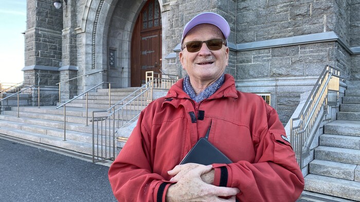 Michel Bonneville devant la basilique-cathédrale Saint-Michel.