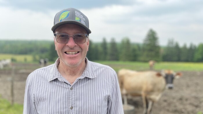 Michel Brien devant ses vaches.