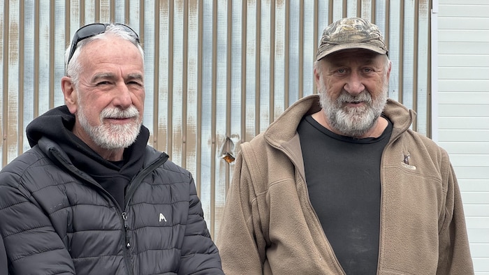 Deux retraités de la Protection de la faune regardent l'objectif.