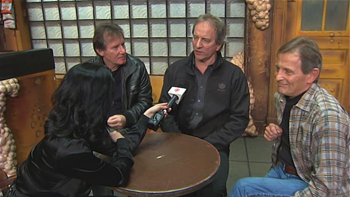Marc Messier, Michel Côté et Marcel Gauthier en entrevue dans le décor de Broue.