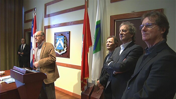 Yves Lévesque au podium et Marcel Gauthier, Michel Côté et Marc Messier.