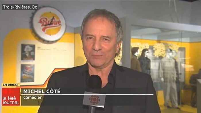 Michel Côté au micro de Radio-Canada pendant une entrevue au Téléjournal.
