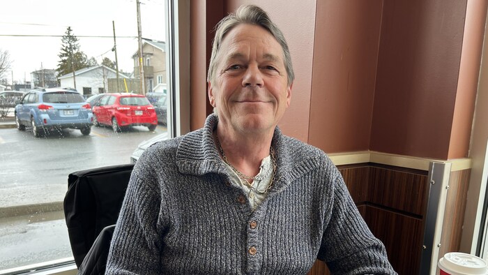 Michel Couroux prend un café au Tim Hortons de Rouyn-Noranda.