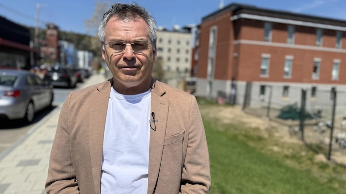 Le maire de La Malbaie sur un trottoir de la rue Saint-Étienne, au centre-ville.