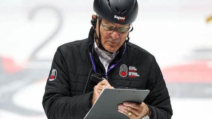 Michel Dumont sur une patinoire.