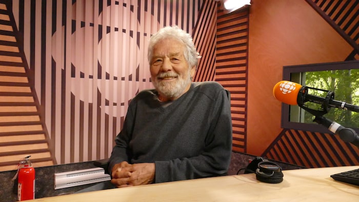 Michel Lalonde dans les studios de Radio-Canada.
