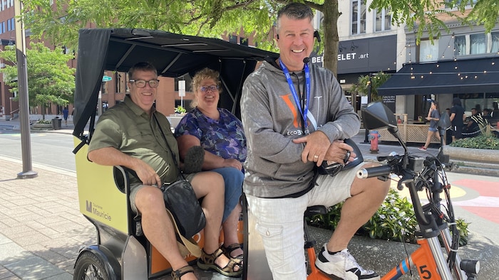 Sylvain et France passent quelques jours en Mauricie. Ils commencent leur périple par un tour à vélo dans le centre-ville de Trois-Rivières avec Michel Letarte, de l’entreprise EcoByke.