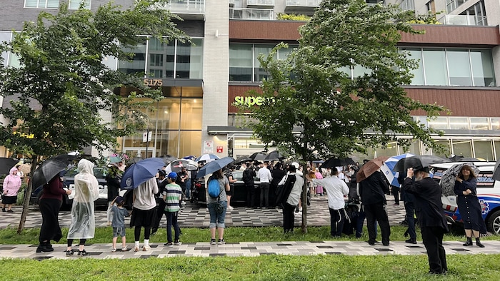 Des membres de la communauté juive se sont rassemblés près du lieu de la fusillade, dans le quartier des Cotes-des-neiges à Montréal, pour rendre hommage à Michel Mizrahi, le mercredi 1er juillet 2026.