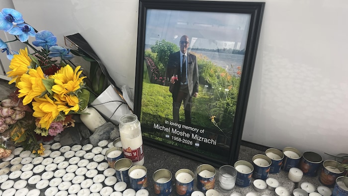Des bougies et des fleurs ont été déposées le 1er juillet 2026 devant un mémorial situé près du lieu où Michel Mizrahi a été abattu.