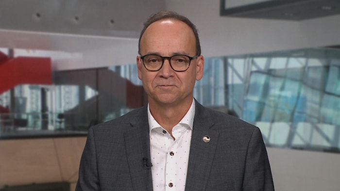 Michel Montpetit en entrevue dans un studio de Radio-Canada. 