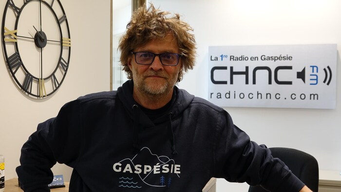 Michel Morin photographié dans les bureaux de CHNC.