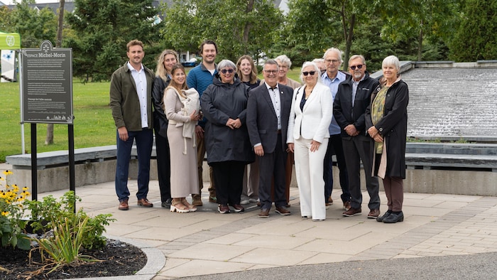 Des personnes rassemblées dans un parc.
