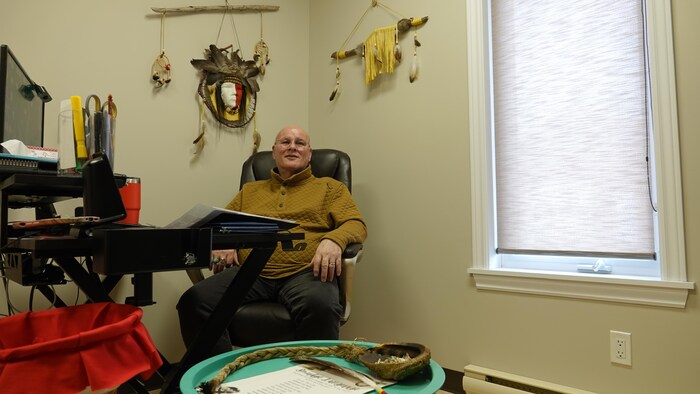 Michel Pelletier est entouré d'objets traditionnels.