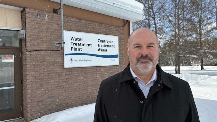 michel pilon devant le centre de traitement d'eau 