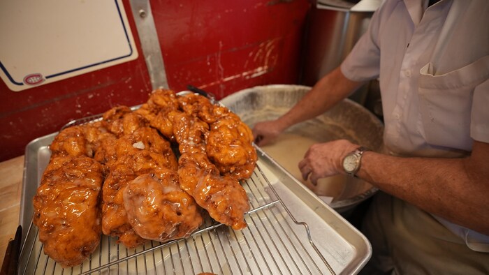 Des beignets aux pommes en gros plan.