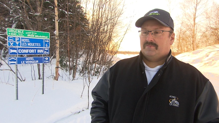 Michel Thibault dans une piste de motoneige
