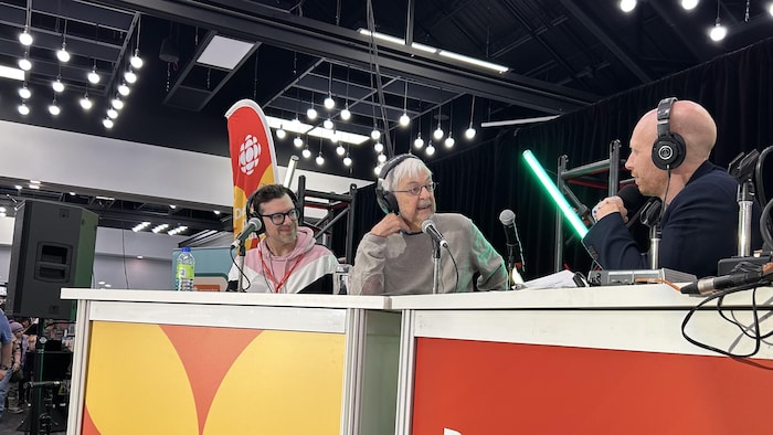 Simon Boulerice, Michel Tremblay et Jean-Philippe Nadeau qui discutent à l'émission Fin PM.