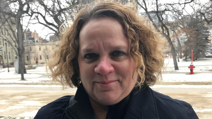 Michèle Lecuyer-Hutton sourit face à l'objectif.
