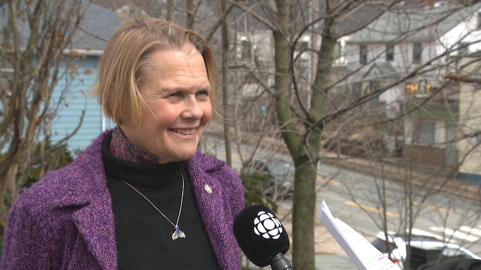 Michèle Raymond accorde une entrevue dehors par jour de expansive vent.