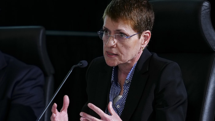 Madame Tessier parle dans un micro.