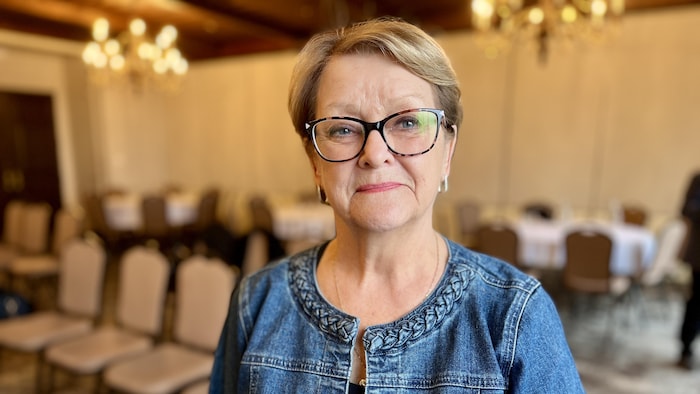 Micheline Anctil lors d'une conférence de presse.
