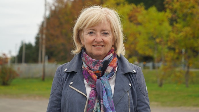 Micheline Barriault à l'extérieur du bureau municipal.